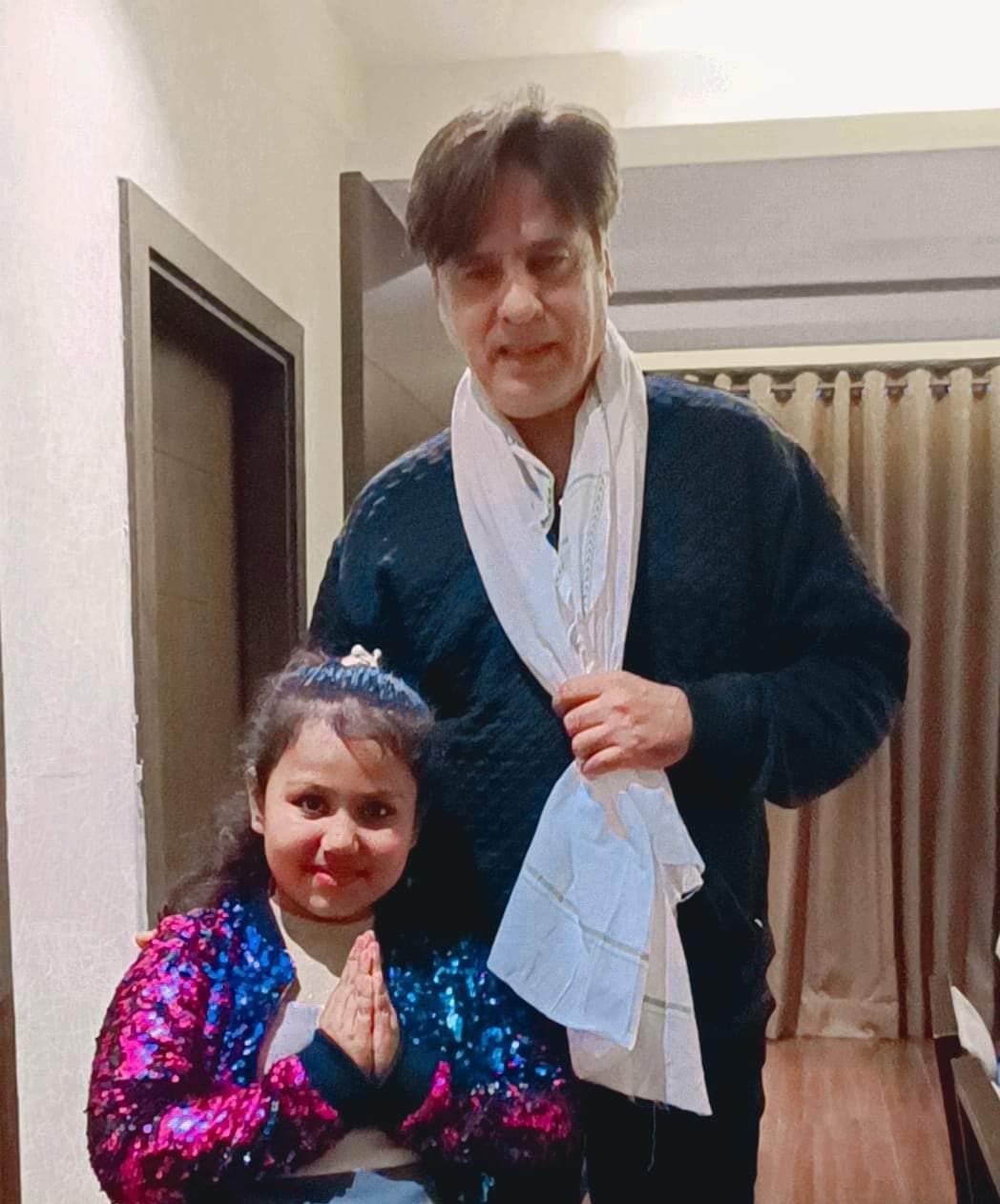 बिहार की बेटी " प्रसिद्ध बाल कलाकार, मिनी मॉडल लाडो बानी पटेल को बॉलीवुड अभिनेता राहुल रॉय ने आशीर्वाद दिया, और उनकी बहन हरी मां ने प्रेरणा दी