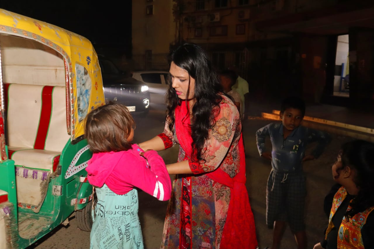 चर्चित बाल कलाकार 'लाडो बानी पटेल ' की मस्ती भरी शरारत और नेकी से स्लम बस्ती बच्चों के साथ मनाई दिवाली, कपड़े और मिठाई का किया वितरण