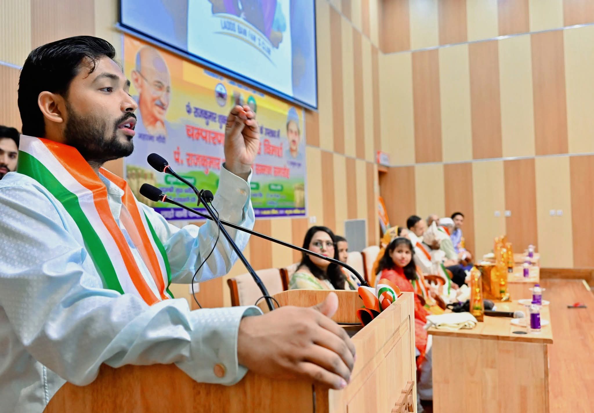 लाडो बानी फैंस क्लब ट्रस्ट के मंच से खान सर ने कहा – युवाओं को चंपारण सत्याग्रह से लेना चाहिए प्रेरणा